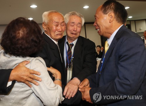 '살아있어 고마워'… 이산가족 2차 상봉단, 단체상봉 종료