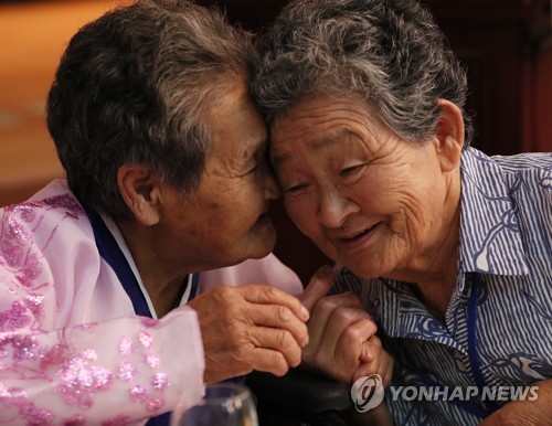 가족끼리만 오붓한 3시간 '개별만남'…2차 이산상봉 이틀째