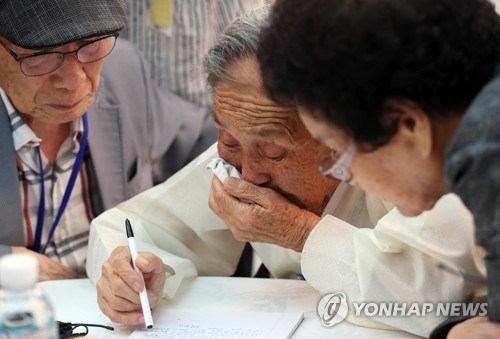 [이산가족상봉] 업어주고 노래 불러주고…화기애애 웃음꽃 만발