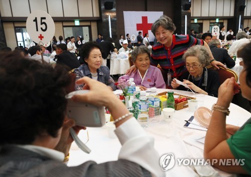 [이산가족상봉] 업어주고 노래 불러주고…화기애애 웃음꽃 만발