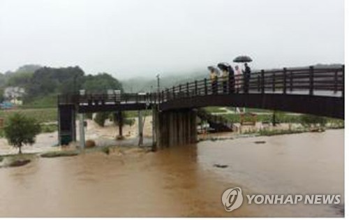 태풍 복구도 안 됐는데 폭우까지… 도로·제방 '잠기고 무너지고'