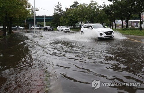 태풍 복구도 안 됐는데 폭우까지… 도로·제방 '잠기고 무너지고'