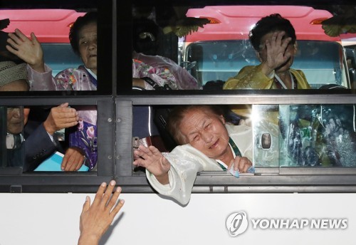 북한매체, 이산상봉 종료 보도… "통일의 날 만날 약속하며 작별"