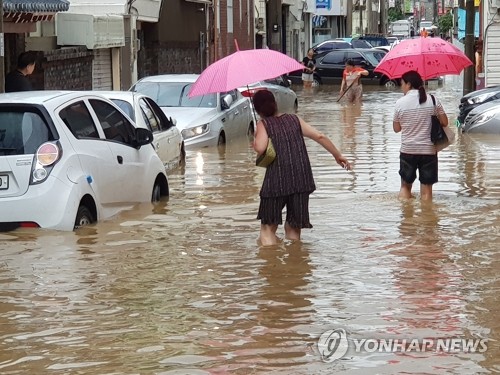 전국 곳곳 물폭탄… '솔릭' 빠진 자리에 성질 다른 고기압 충돌