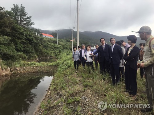 "흑산공항 건설로 균형 발전" vs "막대한 국비만 낭비"