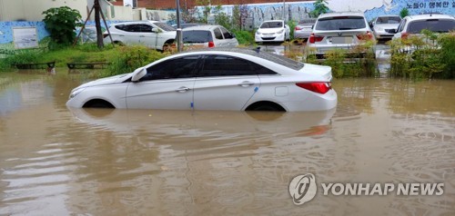 전국 곳곳 물폭탄… '솔릭' 빠진 자리에 성질 다른 고기압 충돌