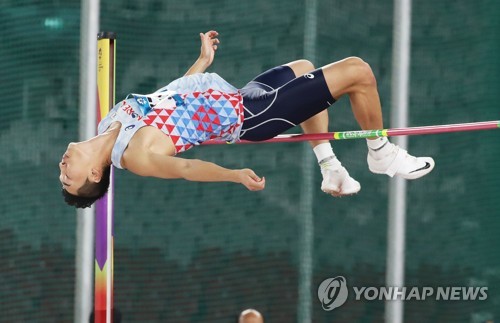 [아시안게임] '짝발·단신'의 벽을 넘어…우상혁, 자카르타 하늘을 날다