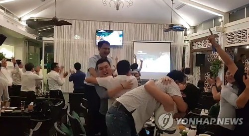 베트남, 축구 AG 첫 4강에 '발칵'… "땡큐 박항서" 전국이 열광