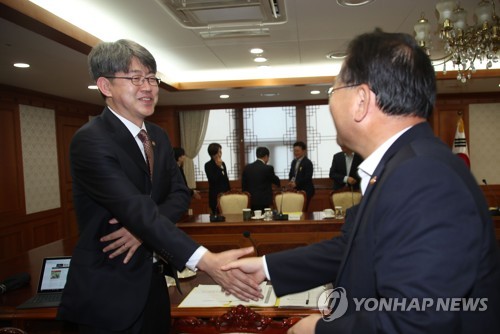 통계청장 경질 놓고 '소득조사 신뢰문제' vs '압박성 인사' 논쟁