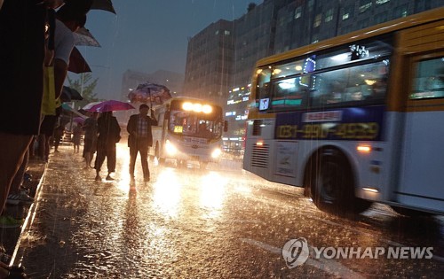 강력한 비구름, 럭비공처럼 국지성 호우… "상상도 못한 현상"