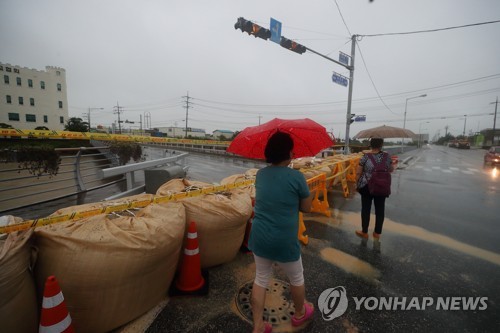 '하늘에 구멍 뚫렸나'…침수·범람에 열차 중단·이재민 속출