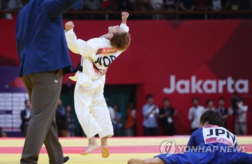 [아시안게임] 유도 첫 금 정보경 "왼팔 꺾였지만 지지 않으려 참았죠"