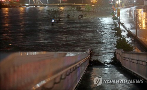 물폭탄에 수도권 피해 확대…1400곳 침수·이재민 140여명