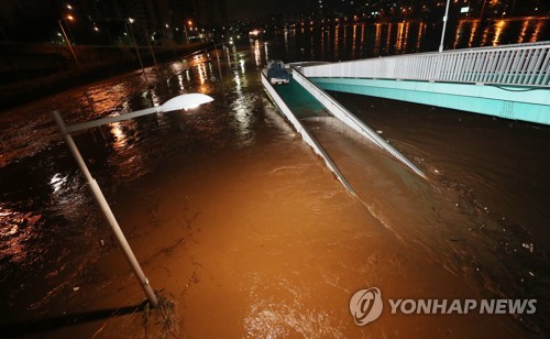 이틀 연속 폭우에 서울 700곳 침수… 교통사고도 잇따라