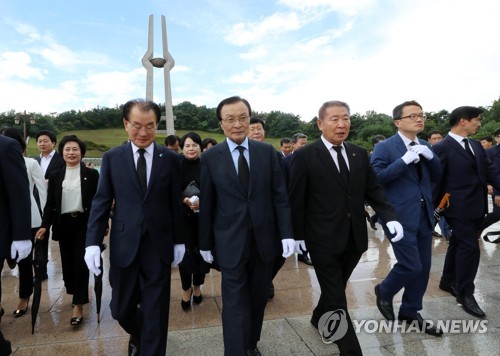 이해찬, 5·18 민주묘지 참배… "전두환씨, 한참 멀었다"