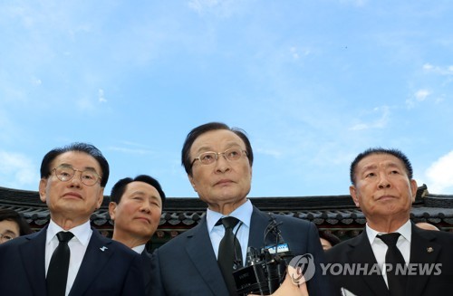 이해찬, 5·18 민주묘지 참배… "전두환씨, 한참 멀었다"