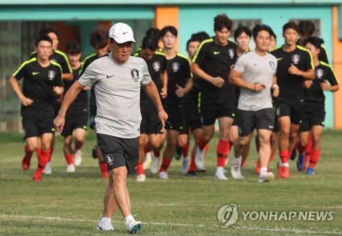 [아시안게임] '우즈베크전 눈물' 김학범의 고백 "선수들 혼냈어요"