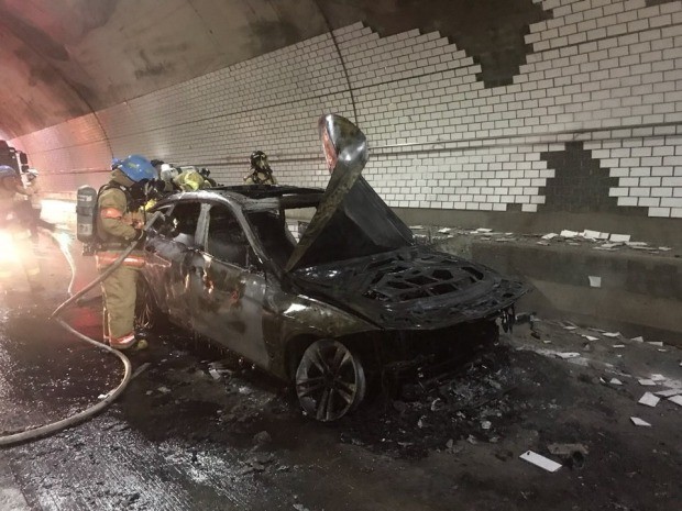 국내 최장 해저터널서 BMW GT 차량 주행 중 화재 (사진=연합뉴스)