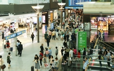 문재인 대통령, 검토 지시로 입국장 면세점 도입되나 … 임종석 실장도 찬성표