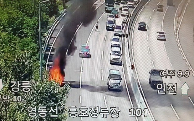  '불타는 차' BMW 520d 승용차에서 또 불 강원경찰청 고속도로순찰대 제공]사진=연합뉴스