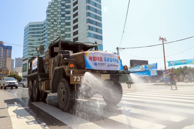 뜨거운 도로 식히는 화생방 차량 살수(사진=연합뉴스)