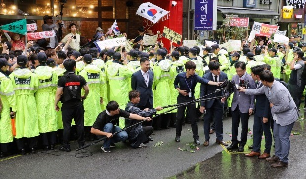 포토라인 선 김경수 경남도지사 (사진=연합뉴스)