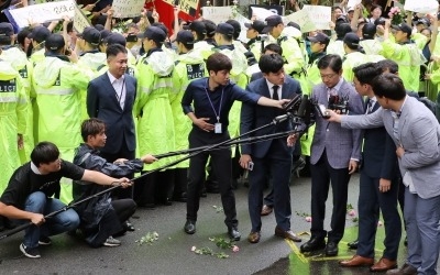 김경수 지사 "킹크랩 시연회 본 적 없다 … 진실특검 돼 달라" 손 흔들고 여유