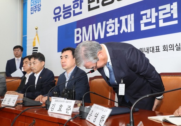 고개숙여 인사하는 김효준 BMW코리아 회장 (사진=연합뉴스)