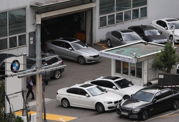 13일 오전 서울시내 한 BMW서비스센터가 점검을 마친 치량과 점검을 앞둔 차량으로 붐비는 모습 (사진=연합뉴스)