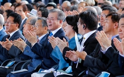 광복73주년·정부수립70주년 경축식…"평화정착이 진정한 광복"