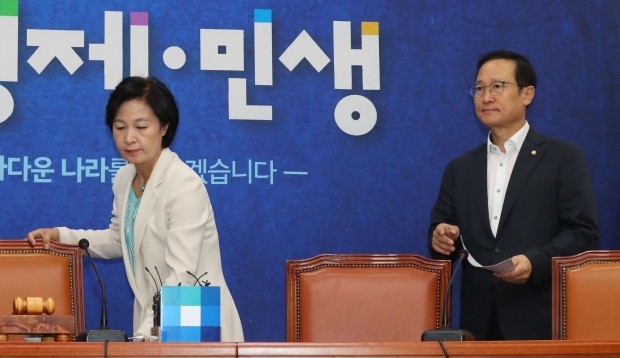 최고위원회의 참석하는 추미애와 홍영표 (사진=연합뉴스)