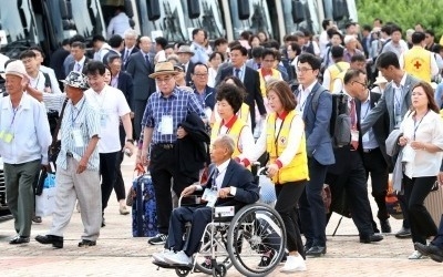 남북 이산가족 첫 상봉 시작…2박3일간 6차례 걸쳐 11시간 상봉