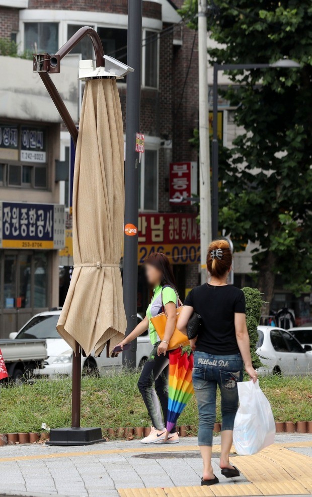 '다가오는 태풍 솔릭' 걷혀진 그늘막 (사진=연합뉴스)