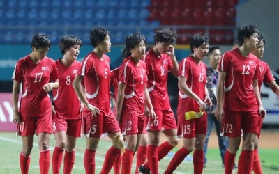 무거운 표정의 북한 여자 축구대표팀