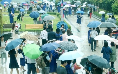 전국 흐리고 시간당 최대 40㎜ 장대비…수도권은 낮부터 비 그쳐