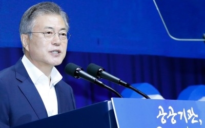 문대통령 "공공기관 특권·반칙 반성… 혁신 시작은 공공성 회복"