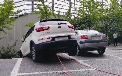 가산동 아파트, 싱크홀에 '기우뚱'…주민 긴급 대피