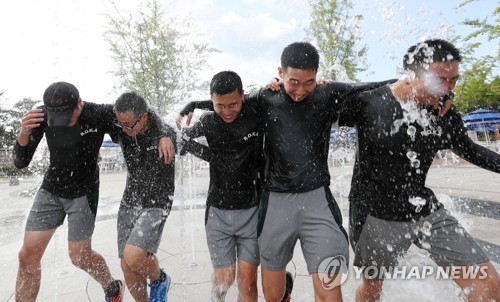 봉급인상에 소비보다 저축택한 신세대 병사들…"전역 목돈 마련"