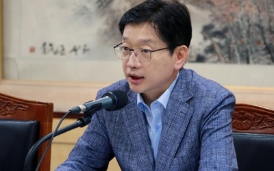 압수수색날 행적 묘연했던 김경수, 강금원 회장 추도식 참석