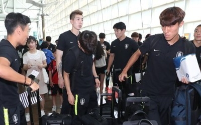 [아시안게임] 축구대표팀 결전지로 출국…"부담감, 정면으로 돌파할 것"