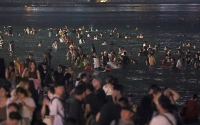 기록적인 폭염… 해운대 피서객 줄고 야간 물놀이 늘었다