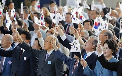 문대통령, 광복절 경축식 참석…靑 "한반도 평화 세계로"