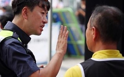 "말로 합시다" 집회시위 충돌 막는 '대화경찰관' 첫 임무 완수