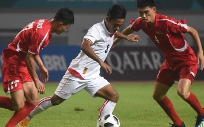 [아시안게임] 10명 싸운 북한 남자축구, 이란에 0-3 완패…첫 승 좌절