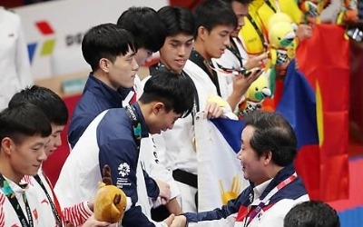 이총리, 태권도 품새 남자 단체전 '금메달' 직접 수여