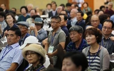 [이산가족상봉] '방북 고초' 송유진씨… 26년 만에 동생들 재상봉