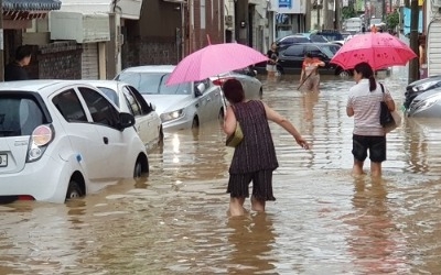 전국 곳곳 물폭탄… '솔릭' 빠진 자리에 성질 다른 고기압 충돌