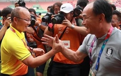 [아시안게임] 김학범 "박항서 감독께 죄송…끝까지 정신력 놓지 않겠다"