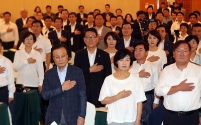 이해찬 "문재인 정부 2년차 입법·예산 성과 내야…野협치 중요"