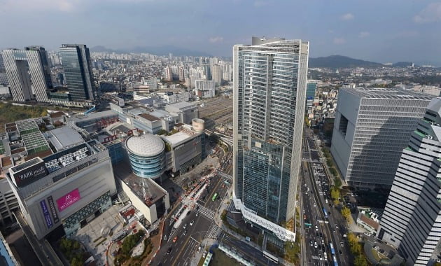 서울 용산역 일대 항공사진. 2017년 입주한 '래미안 용산 더 센트럴'을 비롯해 이 일대에 주상복합 건물들이 속속 들어서고 있다. 한경DB